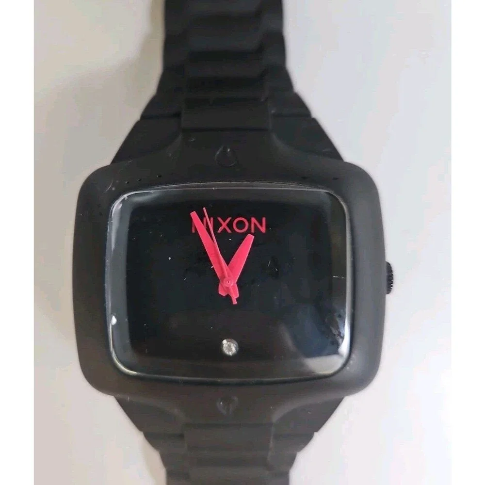 Nixon The Rubber Player Watch - Matte Black w Red Dial - New Battery - Diamond